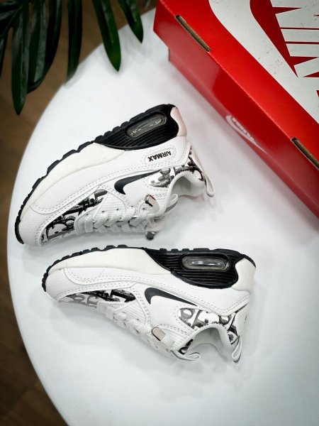 ابيض dior